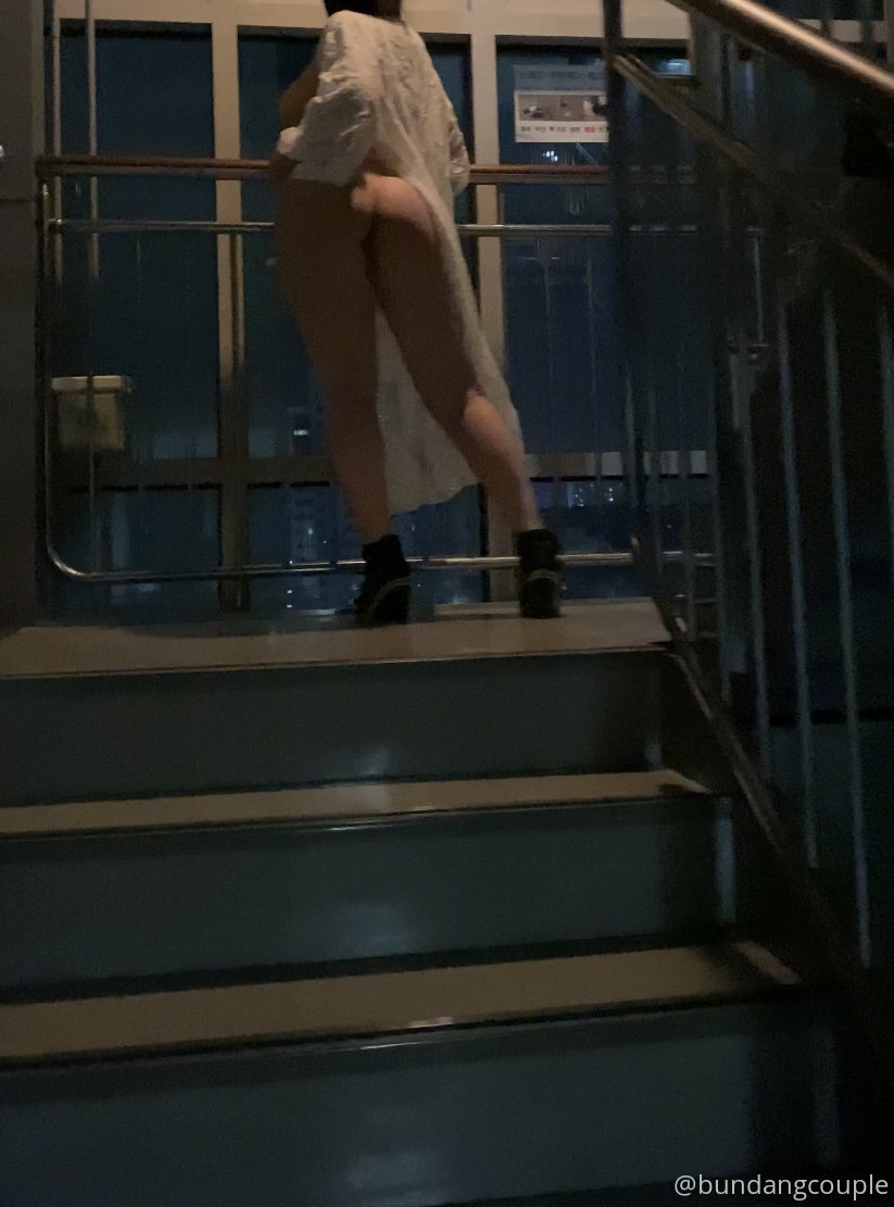 【2023_04_14】Long_hair_+_black_stockings_touching_pussy_🥰.m4v